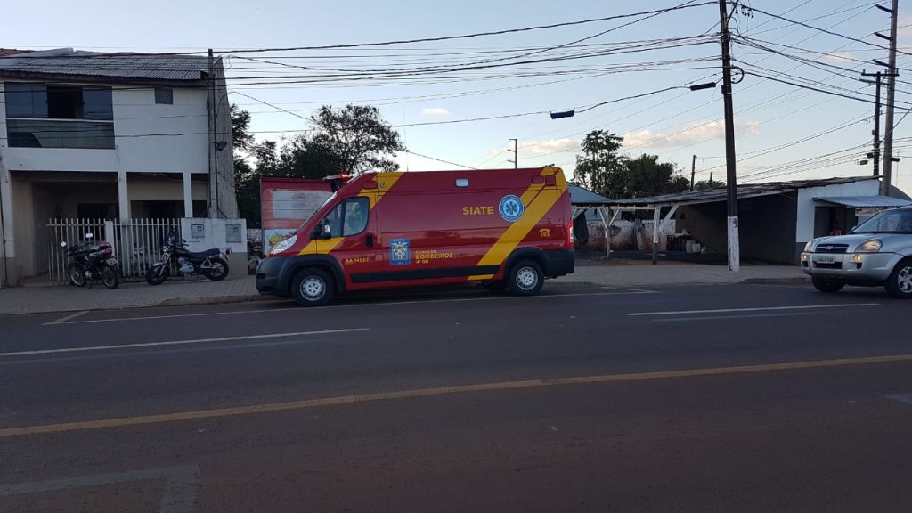 Mulher tem suspeita de fratura no pé ao se envolver em acidente no Bairro Brasmadeira