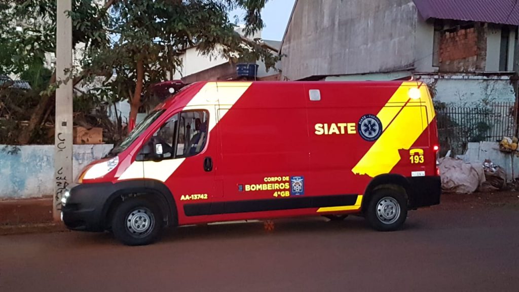Homem fere o braço em portão e Siate é mobilizado na Rua Presidente Bernardes, no Centro