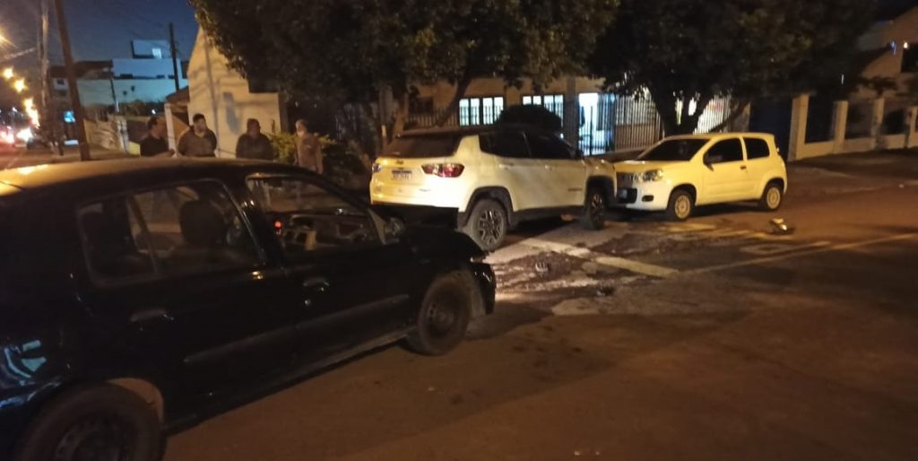 Três veículos se envolvem em acidente de trânsito no Bairro Coqueiral