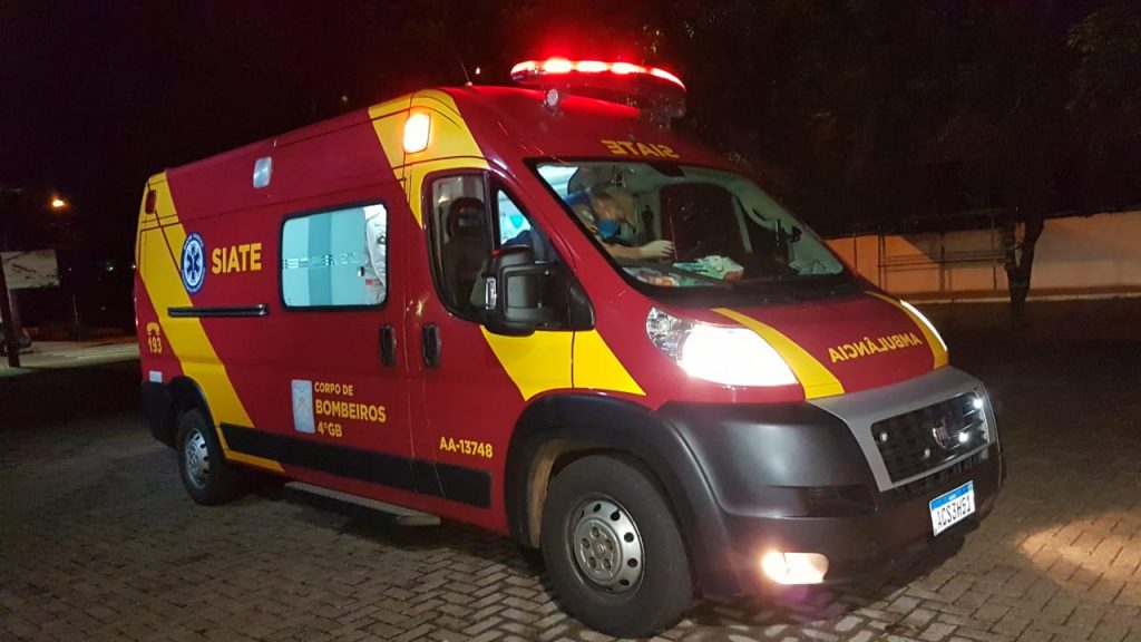Idosa cai de escada, fere a cabeça e é socorrida pelo Siate no Bairro Guarujá