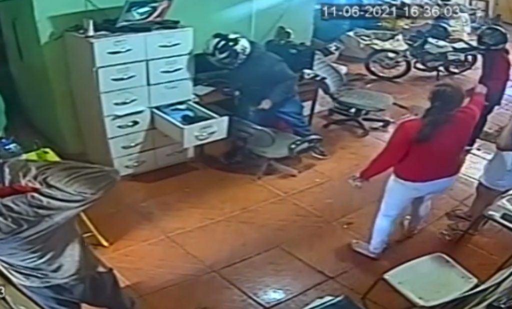 Dupla portando arma de fogo assalta depósito de recicláveis no Santa Cruz; Câmera registrou a ação criminosa