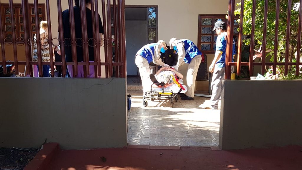 Homem que fazia reparos em caixa d’água sofre queda e precisa do socorro do Siate no Cascavel Velho