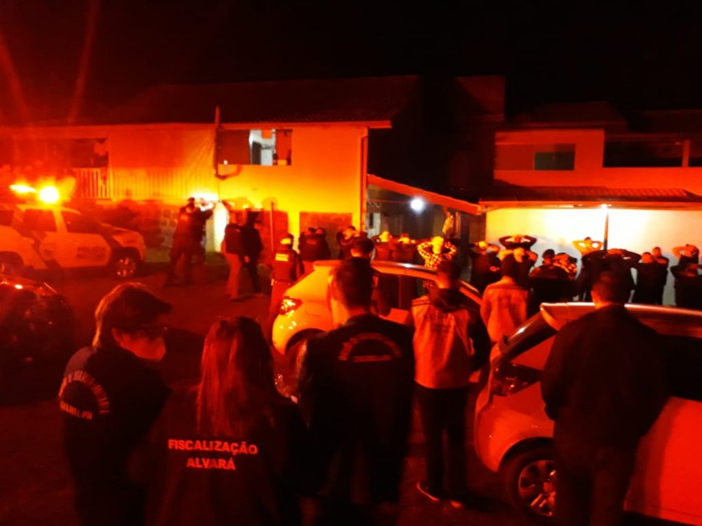 Festa clandestina é encerrada com chegada da PM em Cascavel