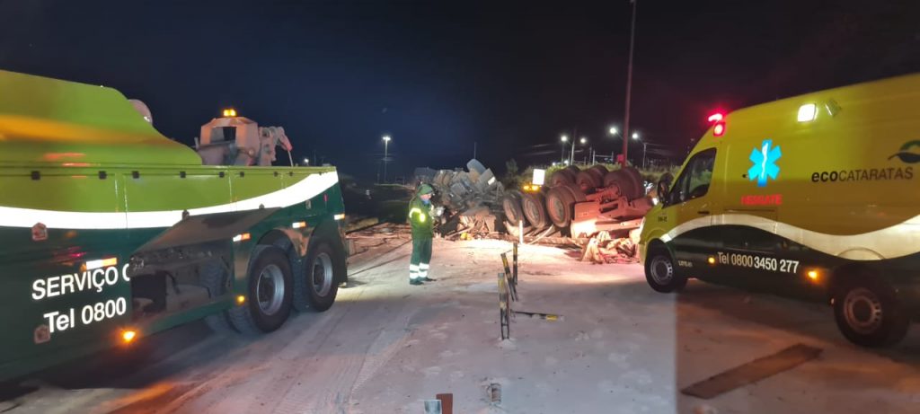 Carreta tomba na BR-277 em Guarapuava e deixa trânsito interditado durante a madrugada