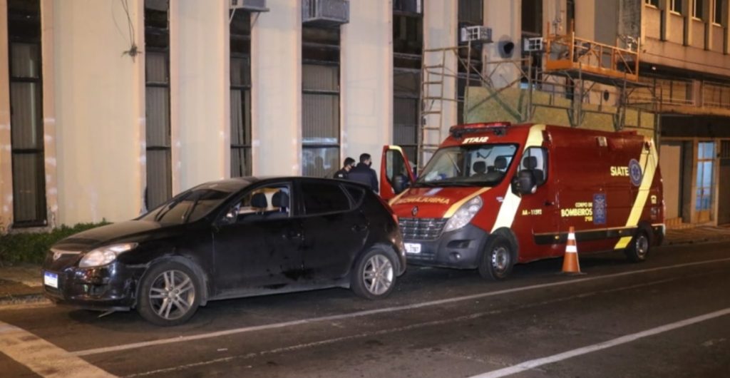 Condutor de carro é agredido após colisão com moto