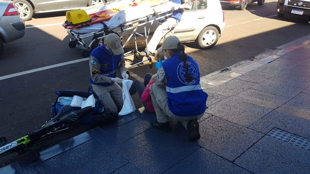 Mulher de 58 anos cai de bicicleta no Centro e fica ferida Mulher de 58 anos cai de bicicleta no Centro e fica ferida