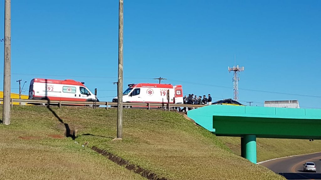 Equipes do Samu e PRF atendem jovem em crise na BR-277, no viaduto de acesso ao Bairro Guarujá