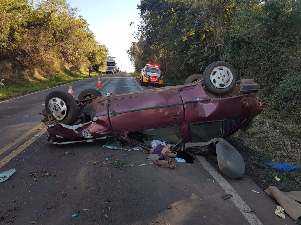 Carro capota e condutor fica ferido na PR-281, em Chopinzinho