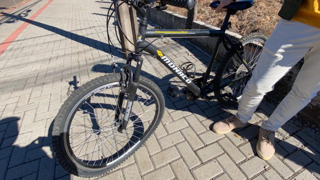 Mulher fica ferida após colisão entre carro e bicicleta no bairro Industrial, em Francisco Beltrão
