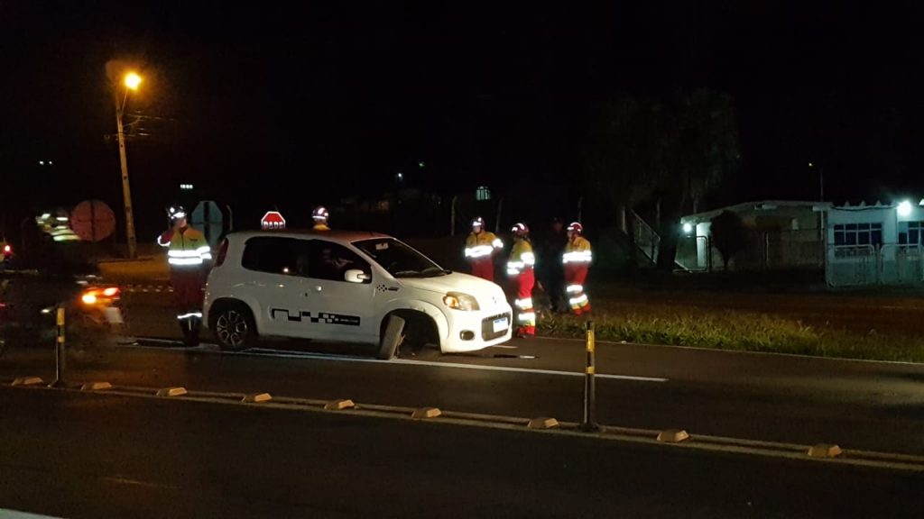 Motorista perde o controle de Uno e sai da pista na BR-277, em Cascavel