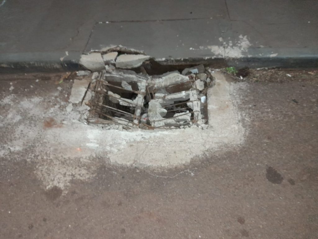 Motorista danifica o carro ao passar por bueiro quebrado, em tentativa de estacionar