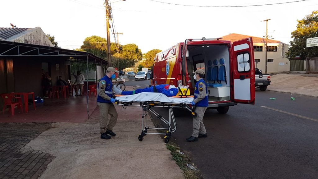 Homem sofre corte na cabeça ao cair em bar no Bairro Periolo