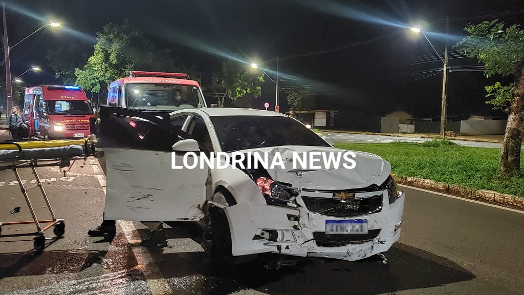 Colisão entre carros deixa duas pessoas feridas em Londrina