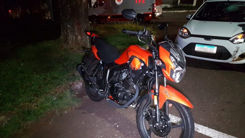 Colisão entre carro e moto deixa mulher ferida na Rua Treze de Maio, na Região do Lago