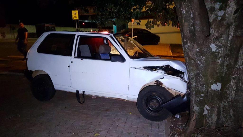 Motorista perde o controle, bate em árvore e abandona o veículo no Bairro Santa Cruz