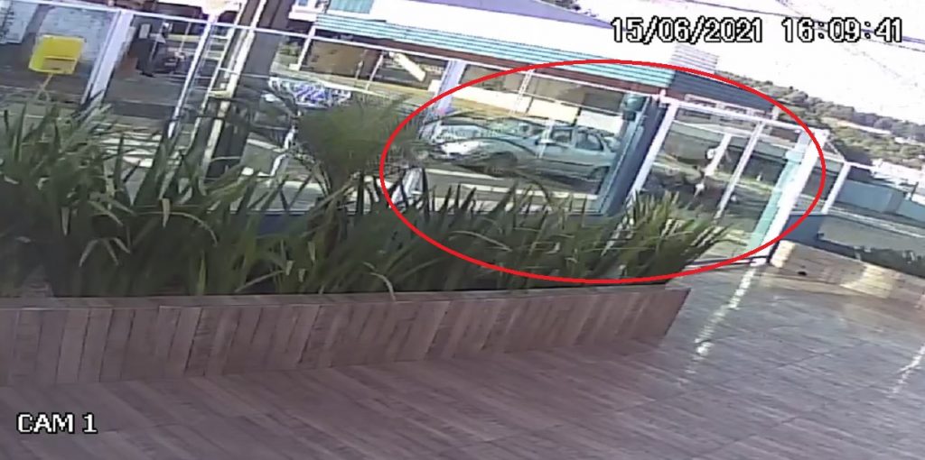 Câmera mostra batida entre carro e moto no Bairro Guarujá