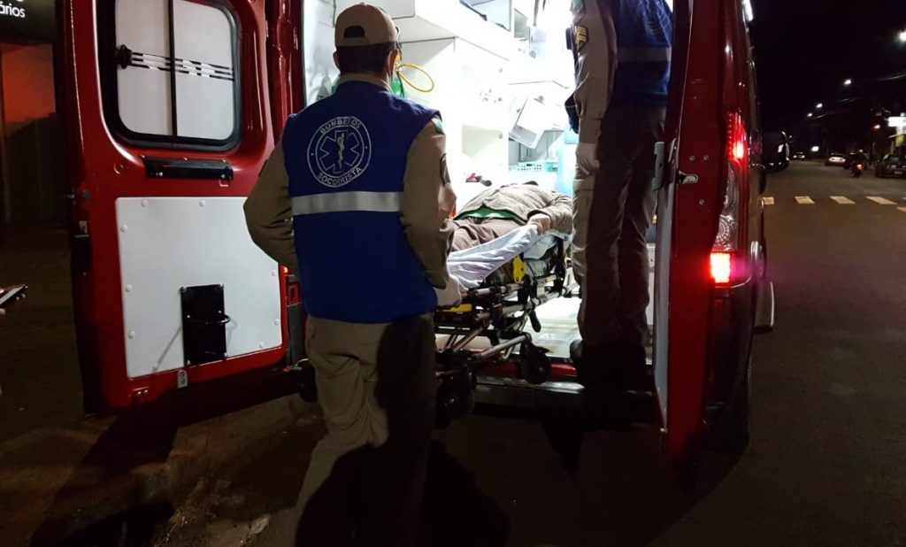 Idosa de 81 anos é socorrida pelo Siate após cair dentro de casa no Jardim Clarito