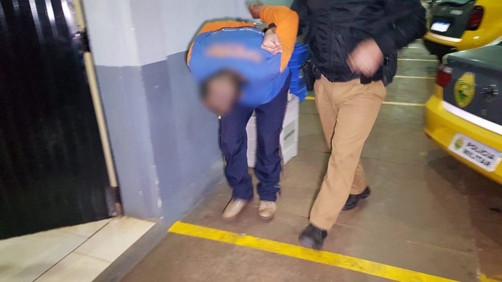 Homem é flagrado durante furto em residência no Santa Felicidade e detido por populares