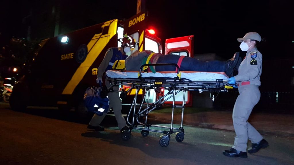 Motociclista sofre queda ao passar por monte de pó de pedras na Rua Natal