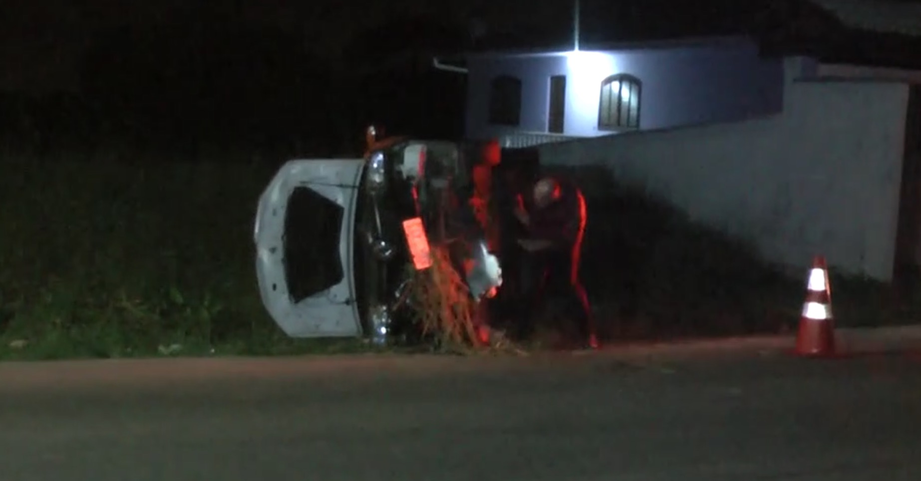 Carro bate contra barranco e jovem de 29 anos fica ferido Imagem referente a Carro bate contra barranco e jovem de 29 anos fica ferido