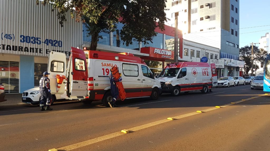 Duas ambulâncias do Samu são chamadas para atenderem idoso na Avenida Brasil, no Centro