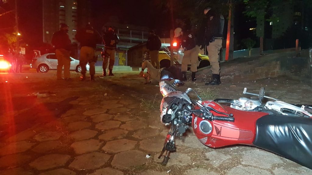 Em fuga da PM, motociclista se envolve em colisão contra carro e fica ferido no Centro de Cascavel