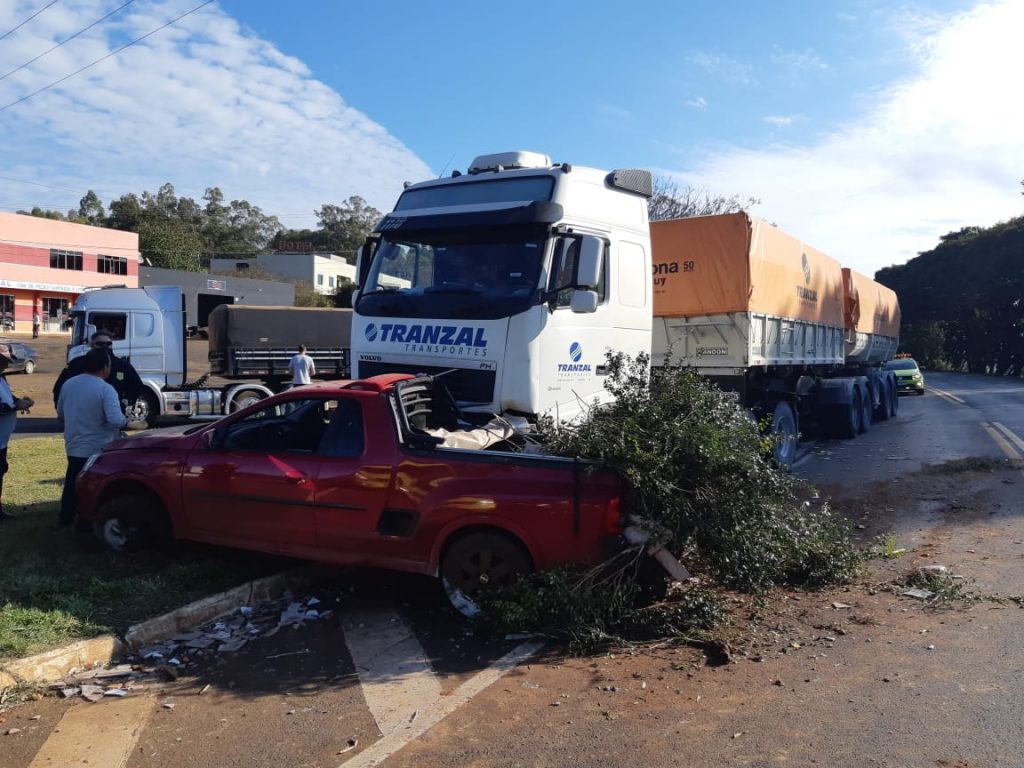 Forte colisão entre Montana e carreta na BR-277 em Cantagalo deixa vítima com ferimentos graves