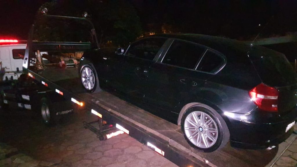 BMW com chassi adulterado é apreendida pela PM no Bairro XIV de Novembro