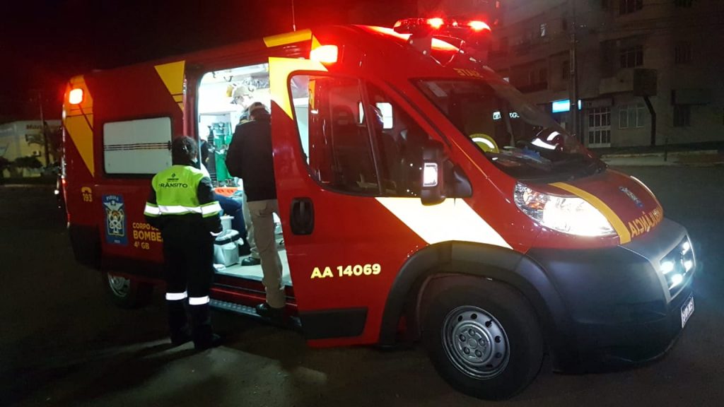 Motociclista é atingido por utilitário na Avenida Carlos Gomes; Motorista abandonou o local da batida