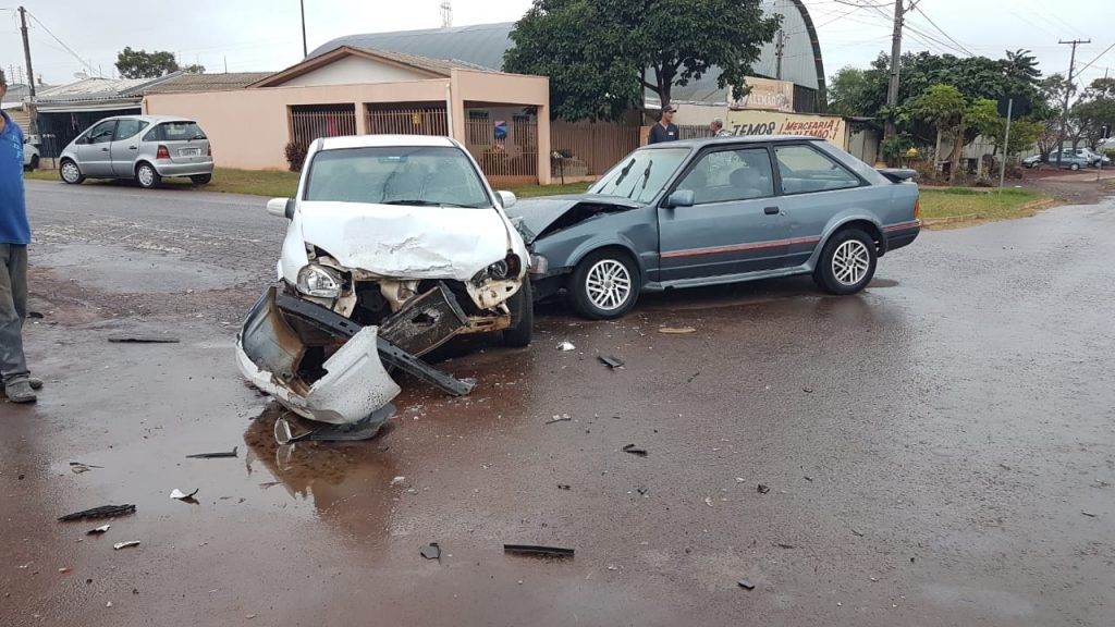 Três veículos se envolvem em forte batida no Bairro Santos Dumont