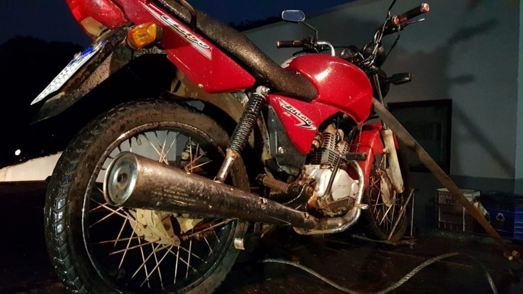 Moto com indicativo de furto é encontrada pela PM no Santa Felicidade; dupla é conduzida para esclarecimentos