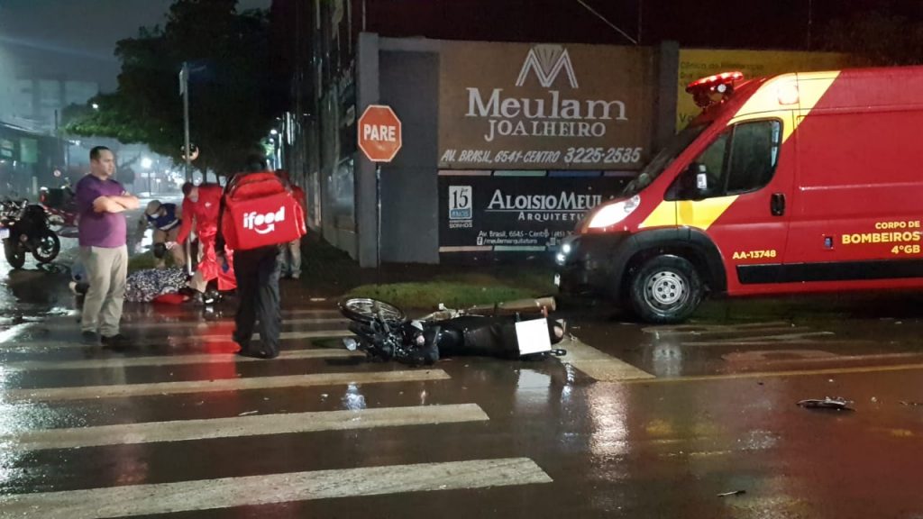 Acidente de trânsito no Coqueiral deixa motociclista ferido; Carros estacionados foram atingidos