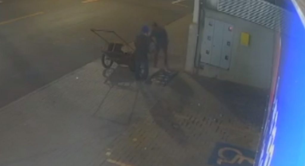 Pela segunda vez este mês, tampa de ferro é furtada no Bairro Interlagos
