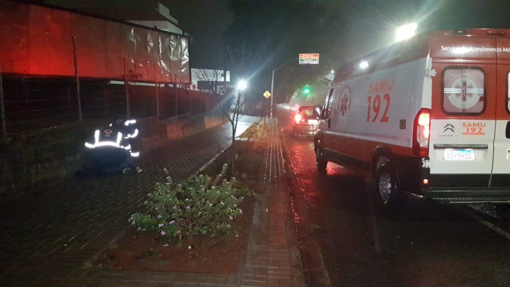 Homem caído em via pública é socorrido pelo Samu no Centro de Cascavel