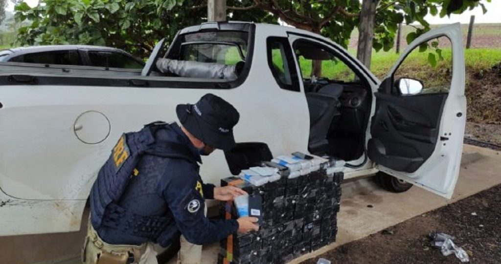 PRF apreende crack e eletrônicos transportada em fundos falsos em Céu Azul PRF apreende crack e eletrônicos transportada em fundos falsos em Céu Azul