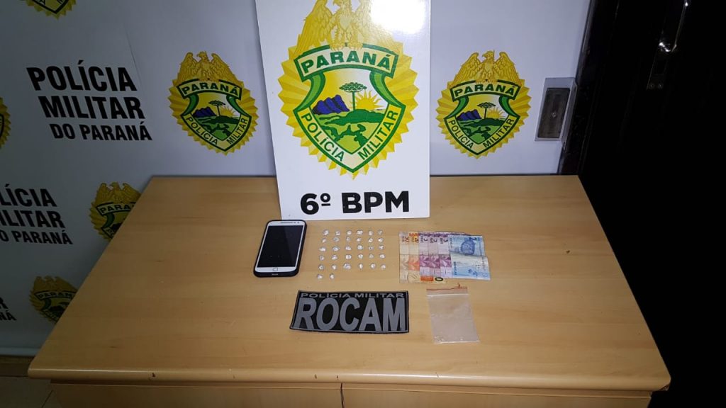 Rapaz de 21 anos é preso pela Rocam com 32 pedras de crack no Bairro Presidente Rapaz de 21 anos é preso pela Rocam com 32 pedras de crack no Bairro Presidente