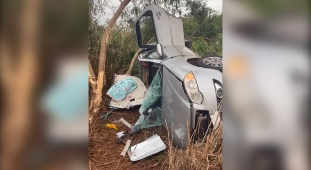 Vítima fica presa às ferragens em capotamento na BR-272 entre Guaíra e Terra Roxa Imagem referente a Vítima fica presa às ferragens em capotamento na BR-272 entre Guaíra e Terra Roxa