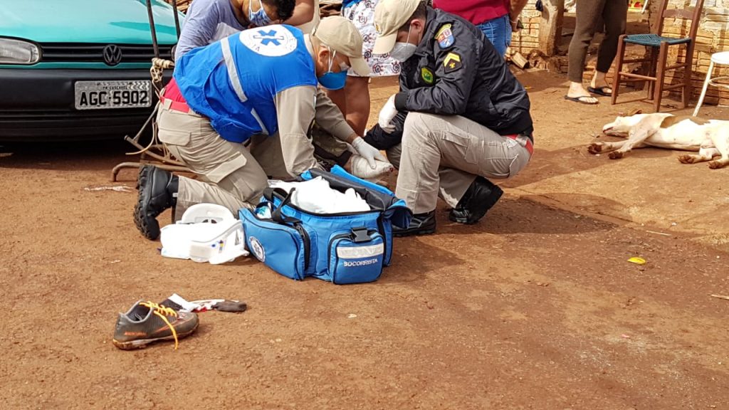 Durante poda de árvore, homem sofre corte no pé em acidente com máquina no Jardim Melissa