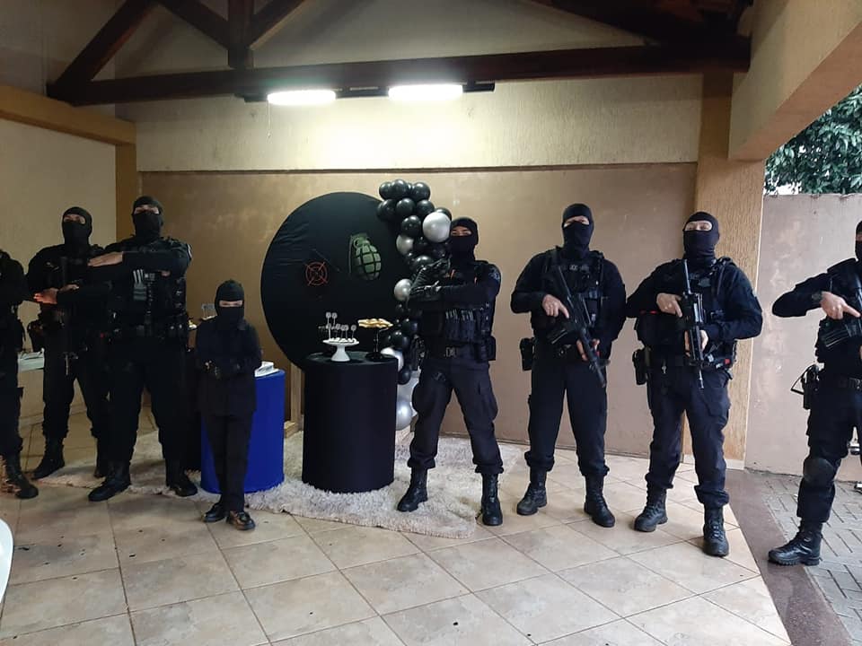 Equipes do SOE fazem surpresa a criança que sonha em ser policial Imagem referente a Equipes do SOE fazem surpresa a criança que sonha em ser policial