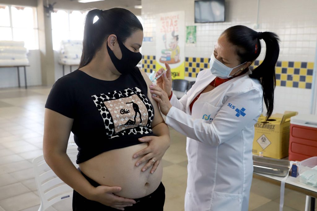 Adotada há 10 dias no Paraná, vacinação de gestantes sem comorbidades vira recomendação nacional