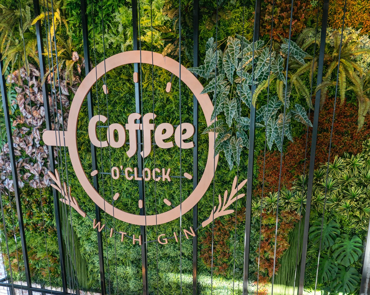 Com inspiração cosmopolita, Coffee O’Clock une café e gin em ambiente sofisticado
