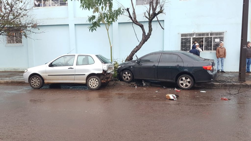 Após colisão contra Palio, Corolla atinge árvore e carro estacionado na Rua da Bandeira