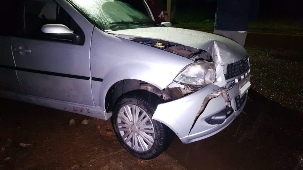 Motorista de Siena atinge Saveiro que estava estacionada na Rua Salgado Filho, no Bairro Canadá Motorista de Siena atinge Saveiro que estava estacionada na Rua Salgado Filho, no Bairro Canadá