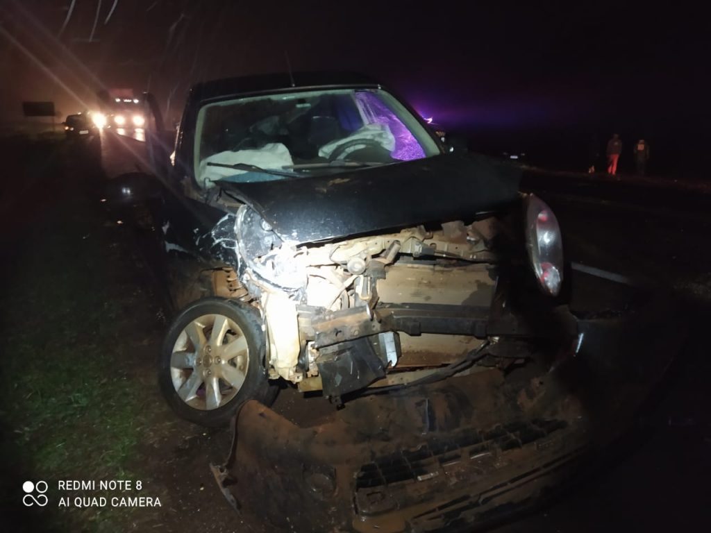 Nissan March e Mercedes Benz se envolvem em forte colisão de trânsito na BR-277 Nissan March e Mercedes Benz se envolvem em forte colisão de trânsito na BR-277