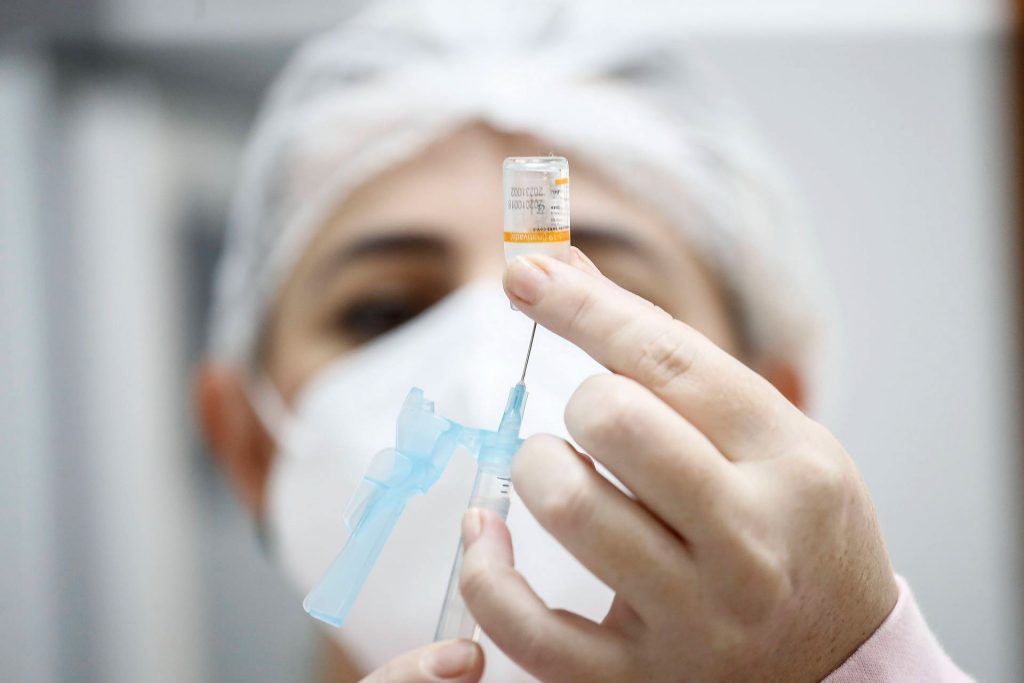 Estado recebe mais vacinas e anuncia início da aplicação da dose de reforço Estado recebe mais vacinas e anuncia início da aplicação da dose de reforço