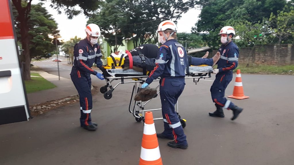 Homem cai de moto e mobiliza socorristas e médico do Samu ao Bairro Pioneiros Catarinenses Homem cai de moto e mobiliza socorristas e médico do Samu ao Bairro Pioneiros Catarinenses