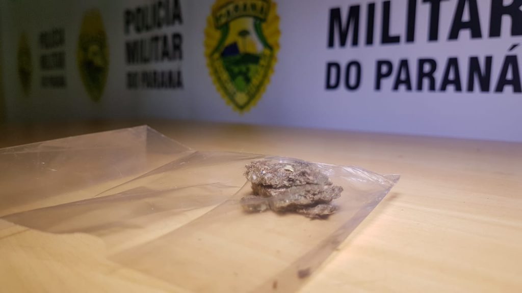 PM apreende adolescente que portava maconha no Parque dos Ipês PM apreende adolescente que portava maconha no Parque dos Ipês
