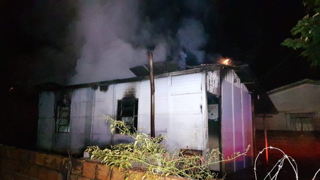 Casa pega fogo no Jardim Alvorada e Bombeiros são chamados; móveis foram consumidos pelas chamas Casa pega fogo no Jardim Alvorada e Bombeiros são chamados; móveis foram consumidos pelas chamas
