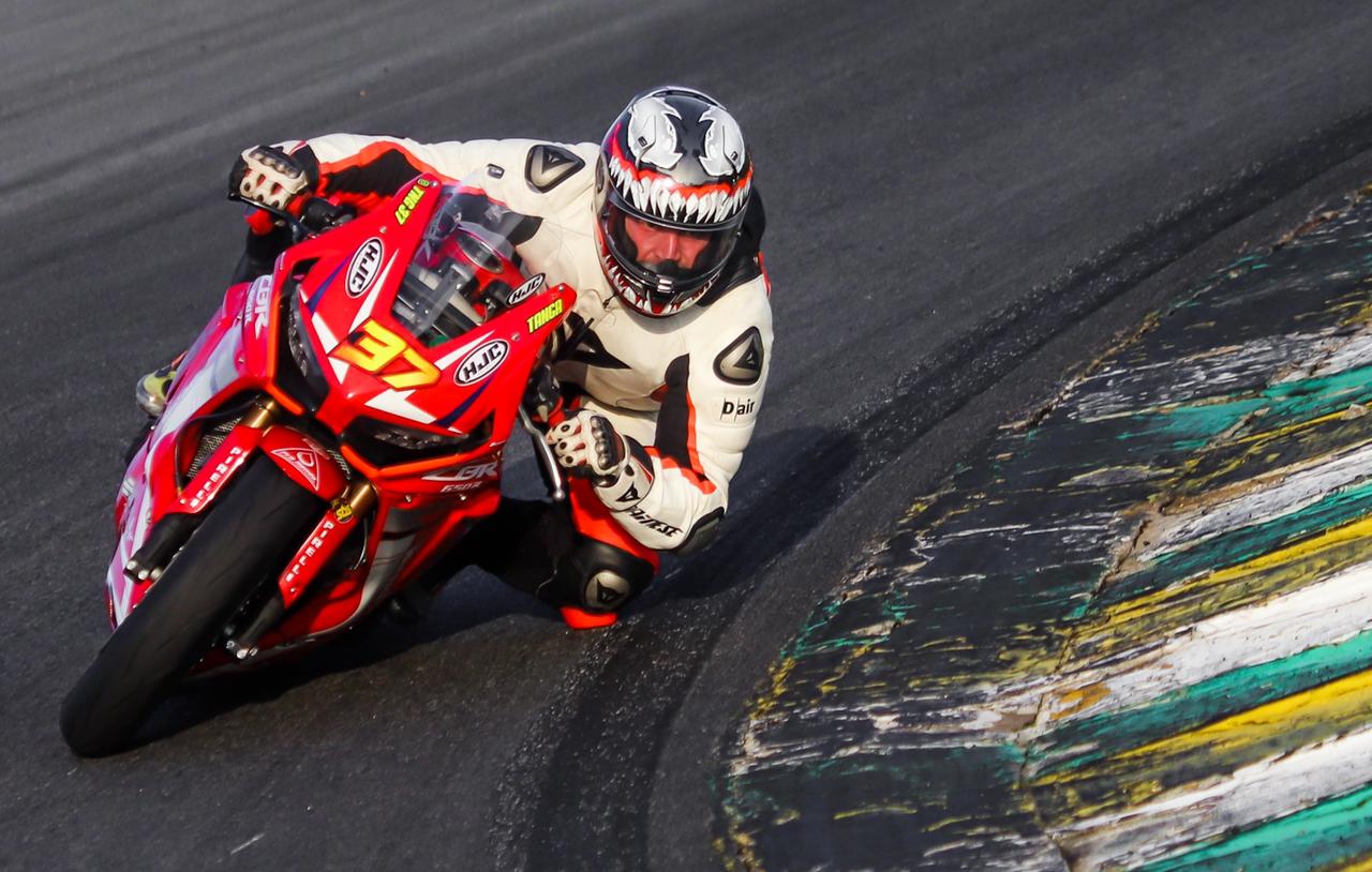 Piloto paranaense é o atual líder do maior campeonato de motovelocidade da América Latina Imagem referente a Piloto paranaense é o atual líder do maior campeonato de motovelocidade da América Latina