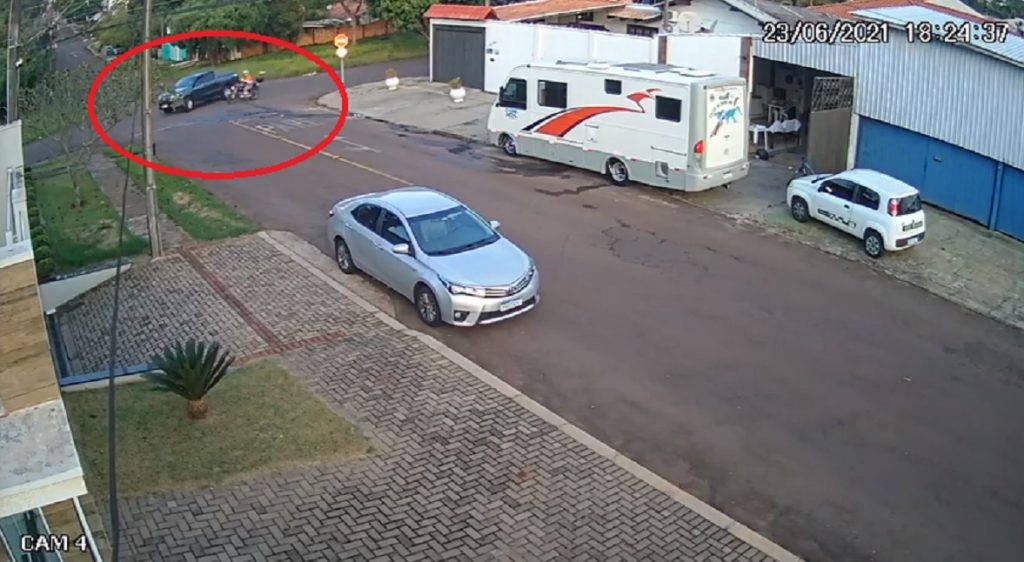 Acidente entre caminhonete e motocicleta na Rua Manoel Ribas é registrado por câmera de segurança Acidente entre caminhonete e motocicleta na Rua Manoel Ribas é registrado por câmera de segurança